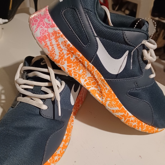 Sneakers - Picture 2 of 3